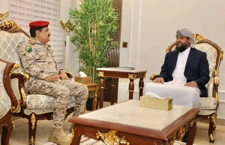 المحرّمي يناقش مع وزير الدفاع مستجدات الأوضاع العسكرية وتعزيز القدرات الدفاعية