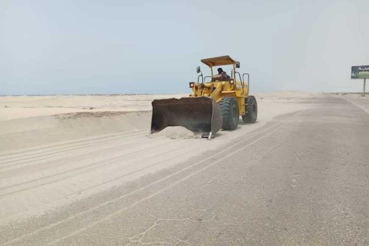 صندوق النظافة يواصل حملة طارئة لرفع الكثبان الرملية من طريق أبين – عدن