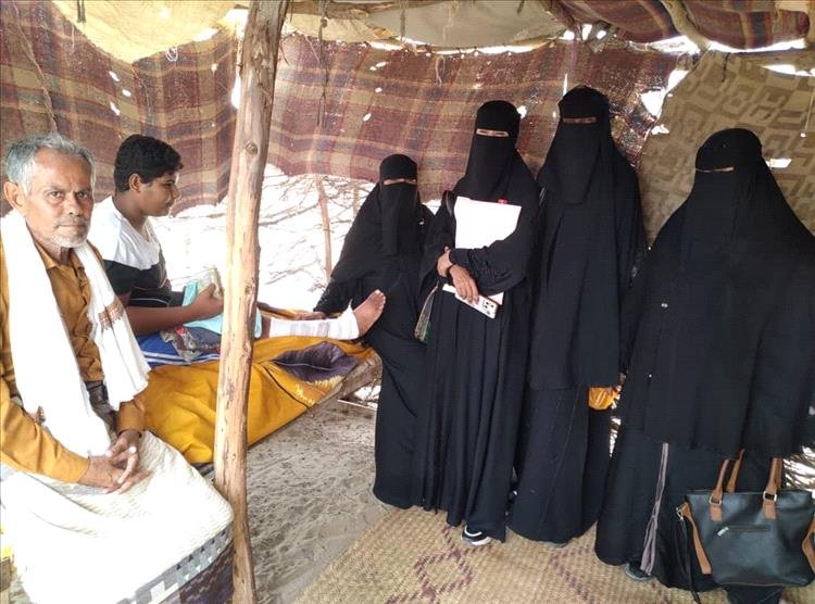 رئيسة جمعية الأمل للمكفوفين بأبين تزور منزل الكفيف ماجد كردم في منطقة الطرية