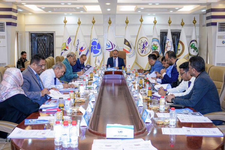 وزير النقل يناقش سير عمل الوزارة والقطاعات والهيئات التابعة لها والإنجازات المحققة