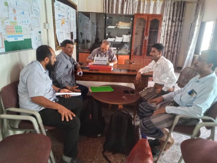 ابين: الدكتور القادري يناقش الاحتياجات الصحية في مديرية سرار