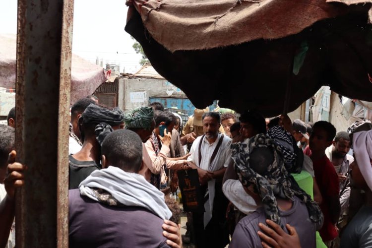 رئيس انتقالي أبين يتفقد سوق حراج الأسماك بزنجبار ويتدخل لمعالجة طفح مياه الصرف الصحي