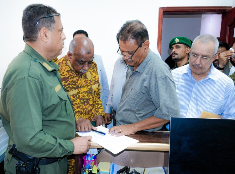 بتكليف من رئيس الوزراء.. لجنة حكومية تتسلّم مبنى صندوق صيانة الطرق والجسور بعدن