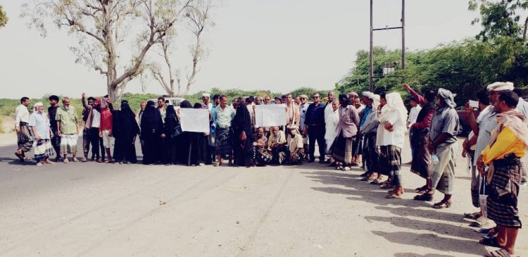 وقفة احتجاجية بابين رافضة لدخول لجان البرلمان اليمني المنتهي صلاحيته