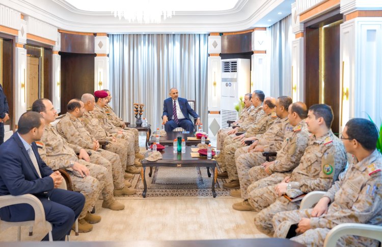 الرئيس الزُبيدي يترأس اجتماعًا لرئاسة هيئة الأركان العامة وعدد من هيئات ودوائر وزارة الدفاع
