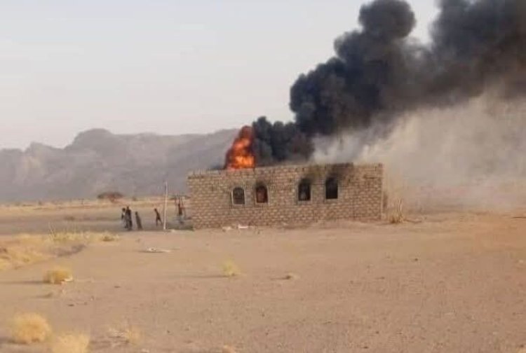 جريمة مروعة: مليشيا الحوثي تحرق منزل مواطن وتطرد أسرته تحت تهديد السلاح