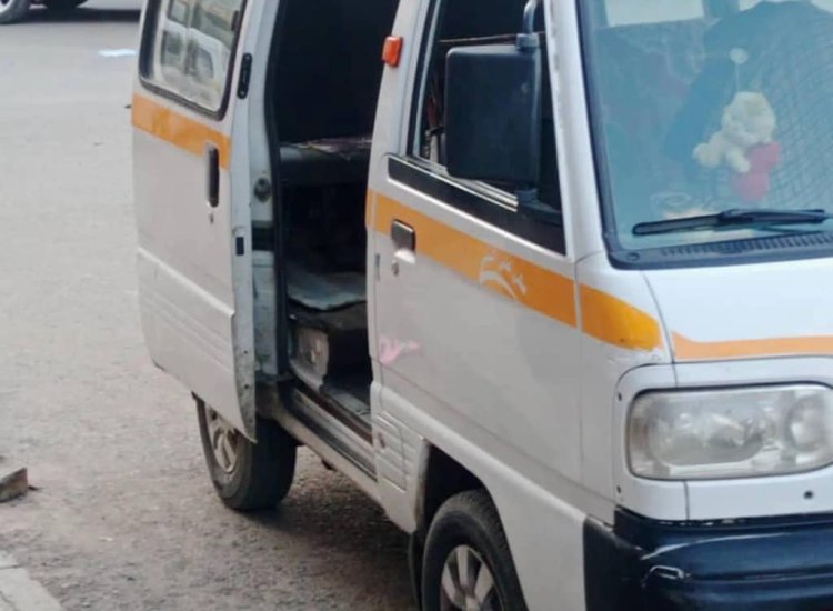 مشهد مرعب في وضح النهار.. فتاة تفلت من خاطفيها بالقفز من باص مسرع