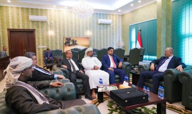 الرئيس الزُبيدي يطّلع على جهود قيادة جامعة المهرة في تطوير التعليم الأكاديمي بالمحافظة