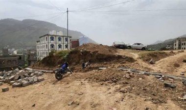 انتهاك غير مسبوق: قيادي حوثي يعتدي على مقدسات الموتى في إب اليمنية