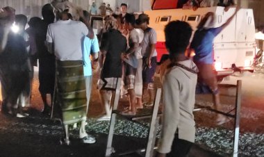 عاجل | محتجون في سيئون يضرمون النيران ويعتصمون قرب قيادة المنطقة العسكرية الأولى