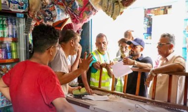 لليوم الثالث.. القيادة المحلية بمديريات العاصمة عدن تشارك في عملية ضبط ومرقبة الأسعار في الأسواق