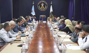 الأمين العام يترأس اجتماعًا استثنائيًا مشتركًا مع فرق التوجيه والرقابة الرئاسية ورؤساء الهيئات التنفيذية بالمحافظات