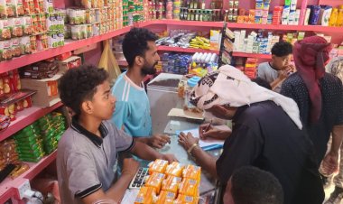 لضبط المخالفين من أصحاب المحال التجارية.. الأجهزة الأمنية بساحل حضرموت تواصل مساندتها لمكتب التجارة