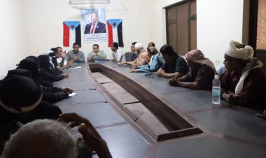 انتقالي لحج ينظم لقاءاً مع رؤساء المراكز المحلية في مديرية الحوطة لتعزيز العمل بمهامها واختصاصاتها التنظيمية