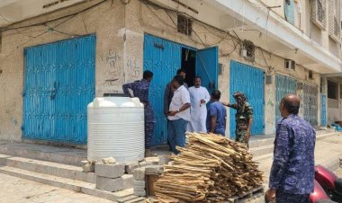 مكتب الصناعة والتجارة وهيئة المواصفات تضبطان مخالفين وتغلقان محال تجارية بالمكلا بمساندة الأجهزة الأمنية