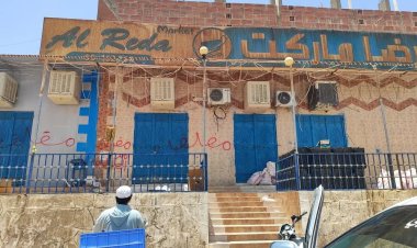 السلطة المحلية بتريم تُغلق عددًا من المحلات التجارية لعدم التزامها بتخفيض الأسعار تزامناً مع تحسن العملة