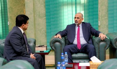 الرئيس الزُبيدي يطّلع من وزير النفط على جهود تشغيل مصافي عدن وتأمين وقود الكهرباء