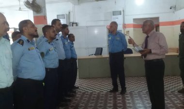 مدير التوجيه المعنوي يلقي محاضرة توعوية في إدارة الهجرة والجوازات بالعاصمة عدن