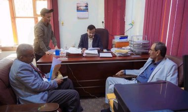 المحافظ بن الوزير يُدشّن مرحلة استكمال بيانات الموظفين المبعدين قسرًا من وظائفهم