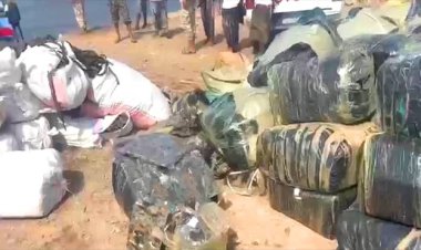 إحباط عملية تهريب عسكرية: ضبط قارب محمّل بالتجهيزات القتالية قبالة سواحل رأس العارة