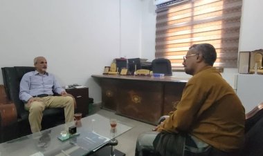 وكيل وزارة الصحة العامة والسكان يلتقي بمدير عام مكتب الصحة العامة والسكان بمحافظة أرخبيل سقطرى