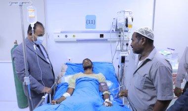 الوكيل العامري يزور الجريح حسين باسالم ويوجه بتقديم الرعاية اللآزمة له