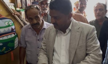 مأمور الشيخ عثمان ينفذ حملة مراقبة على محلات جملة المستلزمات المدرسية ويشدد على البيع بالعملة الوطنية وبسعر صرف اليوم