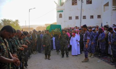 بحضور رسمي وشعبي تشييع العقيد أنيس صالح التميمي بجنازة عسكرية في منطقة الواسطة بمديرية تريم