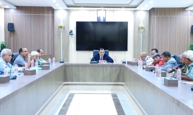 وزير الزراعة يلتقي قيادات المصائد والجمعيات السمكية في سقطرى لمناقشة تطوير القطاع ومكافحة الصيد غير القانوني