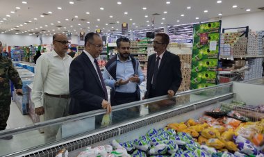 وزير الصناعة يتفقد المراكز التجارية بعدن ويؤكد استمرار الحملات لضبط الأسعار