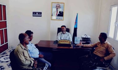 رئيس انتقالي أبين يبحث مع مدير عام سرار الأوضاع الخدمية والتنموية بالمديرية