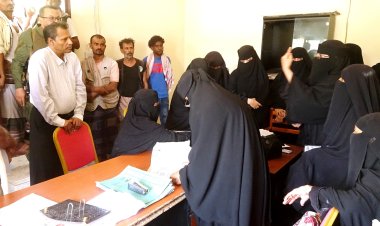 محافظ أبين يتفقد مكتب الخدمة المدنية والتأمينات ويناقش  أوضاع المبعدين والمنقطعين عن وظائفهم