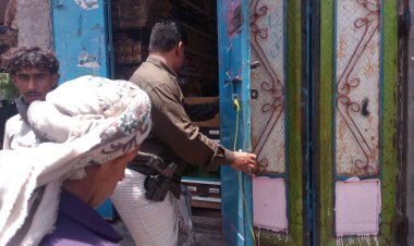 لحج: مكتب الصناعة والتجارة بالمسيمير يغلق المحال التجارية المخالفة للتسعيرة الجديدة