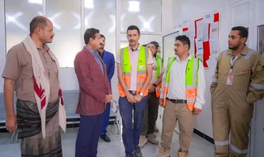 المحافظ بن الوزير يتفقد التجهيزات النهائية لبدء التشغيل التجريبي لمشروع الطاقة الشمسية