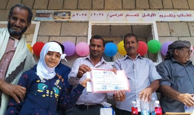 مدرسة المقيصرة بيافع – سرار تكرم أوائل الطلاب والمعلمين المبرزين في حفل تكريمي بهيج