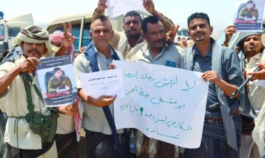 مشائخ وقيادات عسكرية واجتماعية من أبناء المحفد ينظمون وقفة تضامنية مع العميد أبو مشعل الكازمي