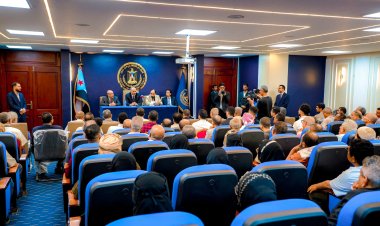 الرئيس الزُبيدي يدشّن برنامج النزول الميداني لفرق الرقابة الرئاسية والتوجيه السياسي