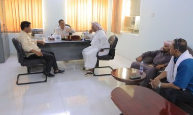 مناقشة سبل تحسين الخدمات الصحية بمديرية رماه بين مكتب الصحة والسلطة المحلية