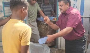 السلطة المحلية بمديرية المنصورة تواصل إتلاف عبوات المياه المجهولة المصدر