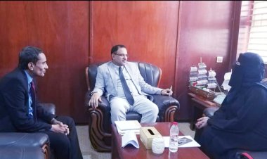 وزير الزراعة والري يستقبل رئيسة مؤسسة المرأة السقطرية للإستجابة والتنمية