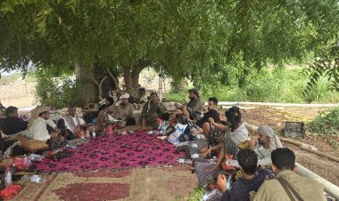 الشيخ سامي بن ديان شيخ مشائخ يافع الساحل يؤدي واجب العزاء لقبيلة المراقشة في وفاة والد الشيخ علي سالم الحسيني