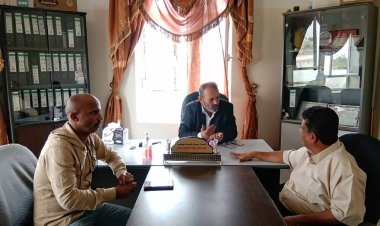 مدير صحة أبين يناقش مع مدير صحة خنفر إقامة مخيم طبي لإزالة المياه البيضاء وزراعة العدسات