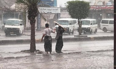 شاهد بالصور.. أمطار غزيرة تشهدها مديرية البريقة وعدد من مديريات العاصمة عدن