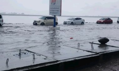 هذا ما تسببت به الأمطار الغزيرة بالخط البحري بالعاصمة عدن؟