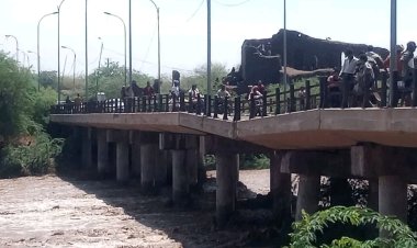 السيول تجرف جسر العرائيس الشهير في العند وتوقف حركة المرور نحو مديريات طور الباحة والقبيطة