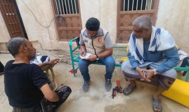 انتقالي شبام ومندوب الهلال الأحمر الإماراتي يطلعان على حجم الأضرار التي لحقت بعدد من المساكن