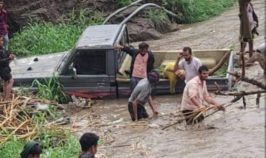 تكاتف أهالي فراثة ينقذ مصدر رزق مواطن بعد أن جرفته السيول في الأزارق