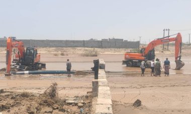 مدير مياه عدن يتفقد أعمال إصلاح الخط الرئيسي المتضرر من السيول