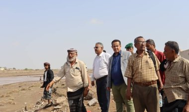 رئيس انتقالي لحج يتفقد الأضرار الناجمة عن السيول في مدينة الوهط