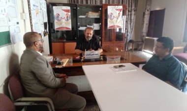 مدير عام مكتب الصحة العامة والسكان بمحافظة أبين يلتقي بالدكتور صالح حسن زين لمناقشة الاستعداد والترتيبات لإقامة مخيم العيون المجاني